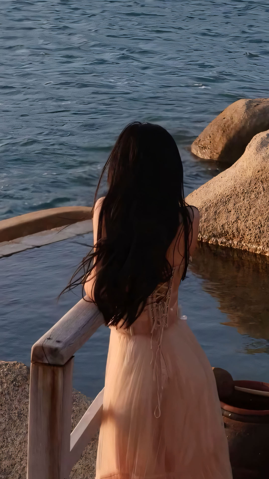 co gai ben bo da ngam bien chieu long day suy tu 1920px 1080px full hd