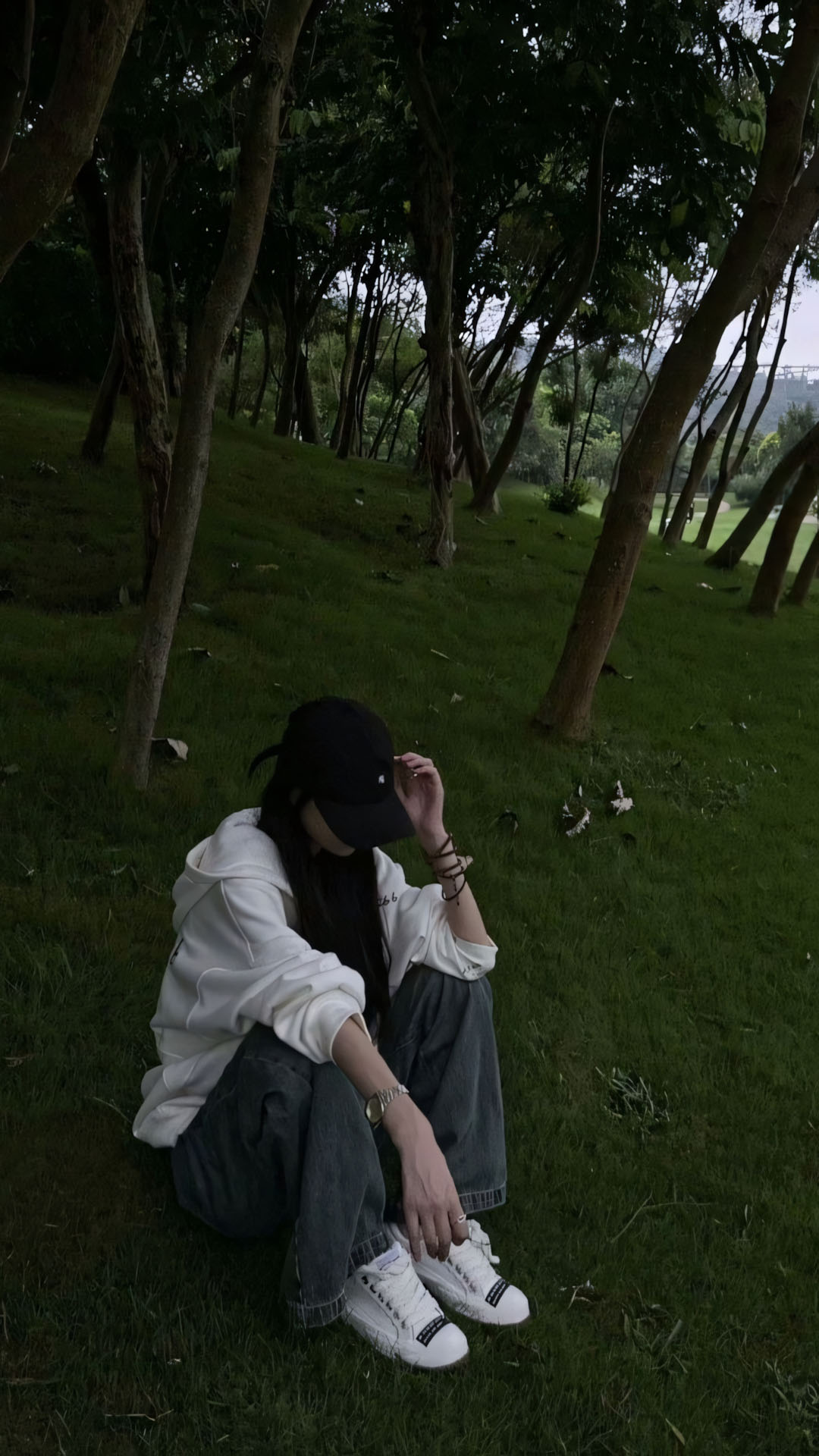 co gai ngoi co xanh om goi buon ba 1920px 1080px full hd