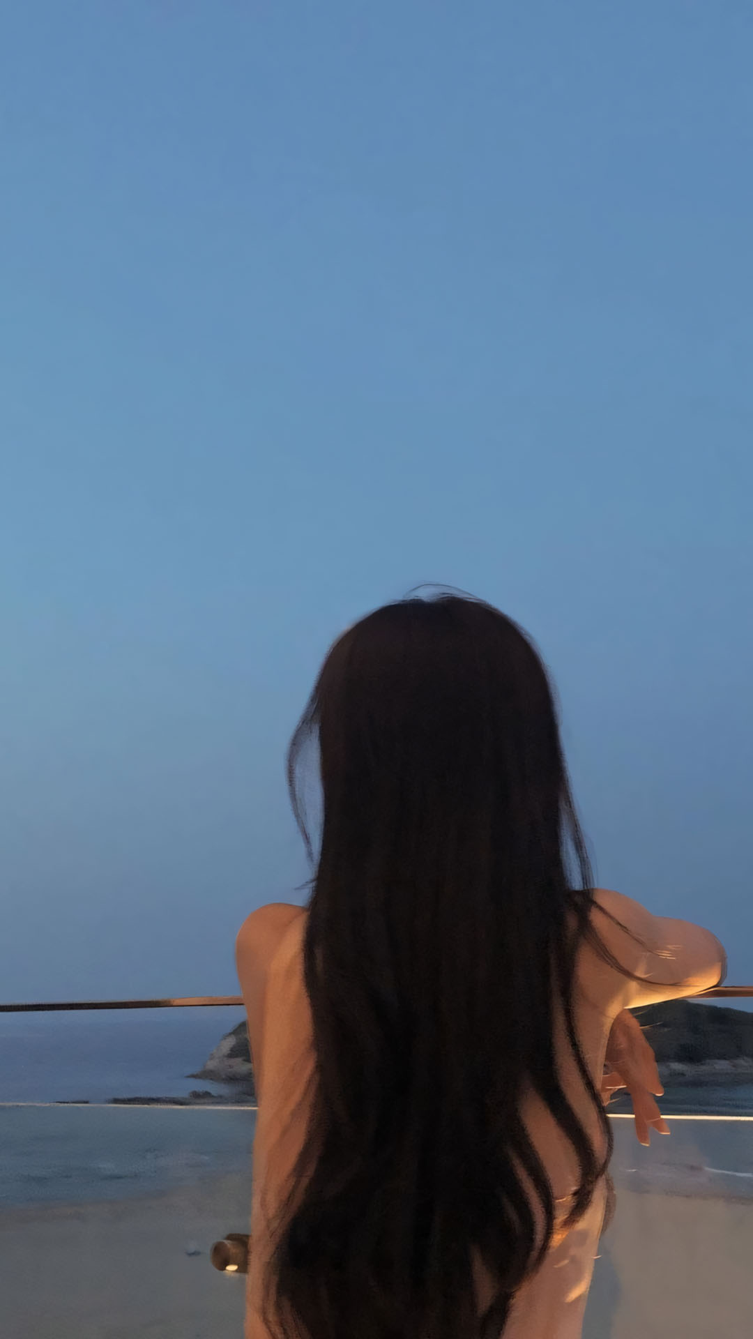 co gai truoc bien xanh quay lung binh yen 1920px 1080px full hd