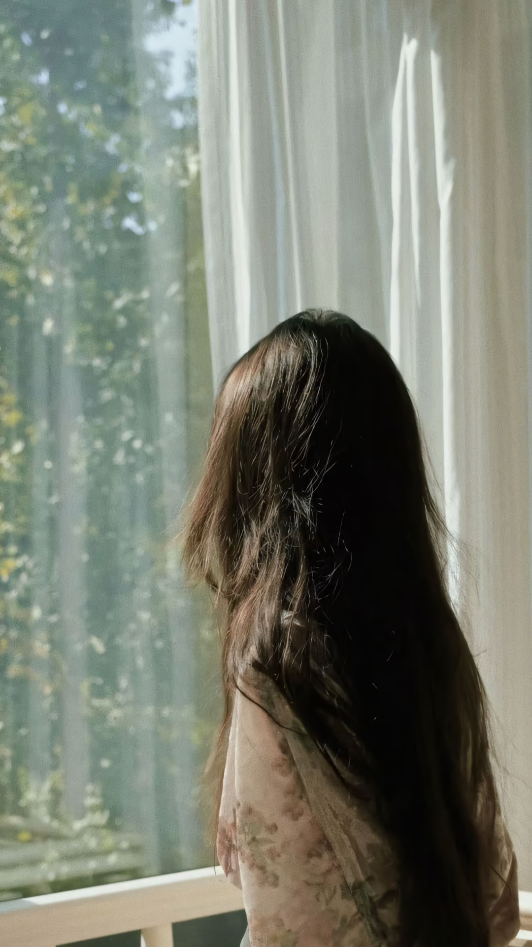 co gai dung ben cua so ngong troi mua mo 1920px 1080px full hd