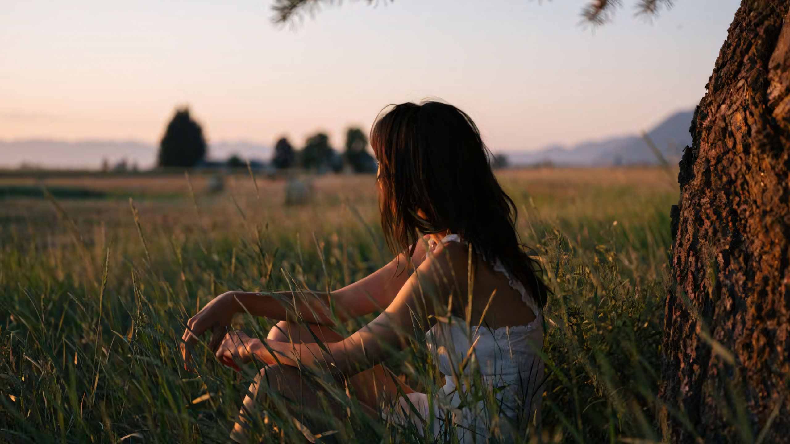 co gai tua goc cay nhin dong co anh mat xa xam 2560px 1440px 2k