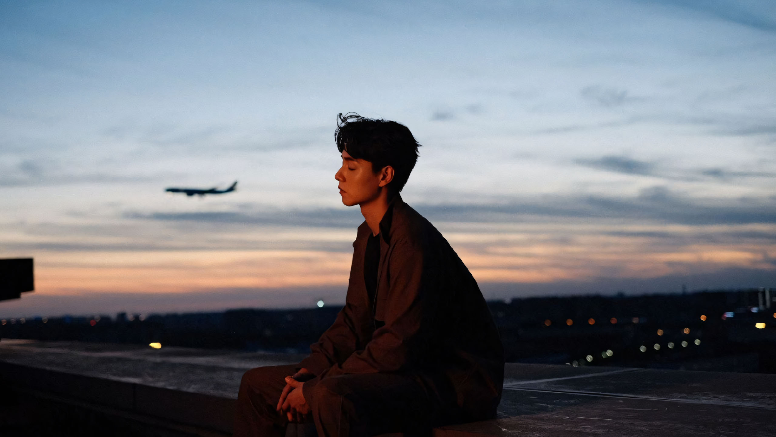 chang trai gan duong bang nhin may bay khat khao roi xa 2560px 1440px 2k