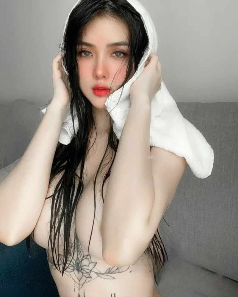 Gái xinh trần truồng lau tóc ướt