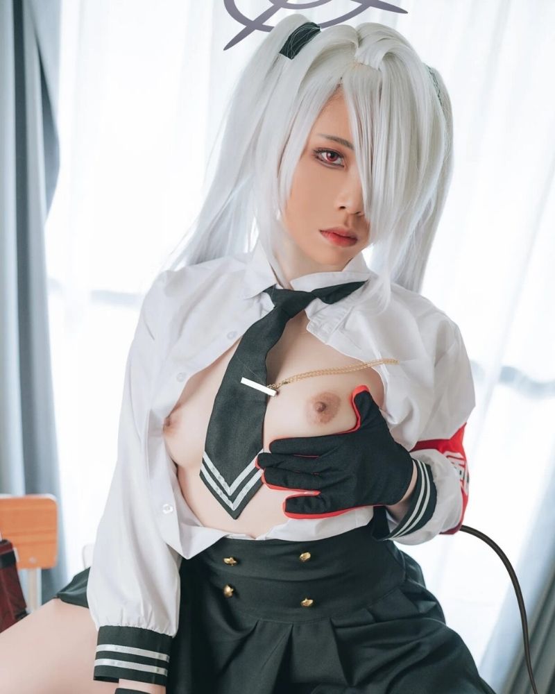 Gái xinh trần truồng khoe vú không che