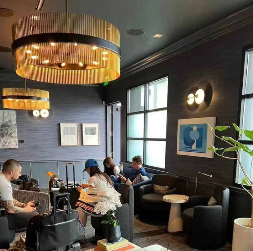 Ảnh Lisa (BlackPink) và bạn trai người Pháp bị bắt gặp ở sân bay