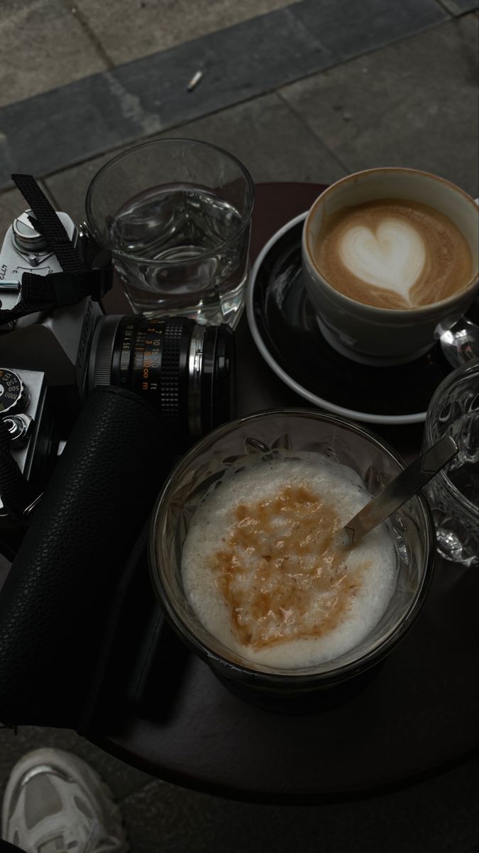 Hình ảnh ly cà phê đẹp nhất dưới ánh đèn vàng