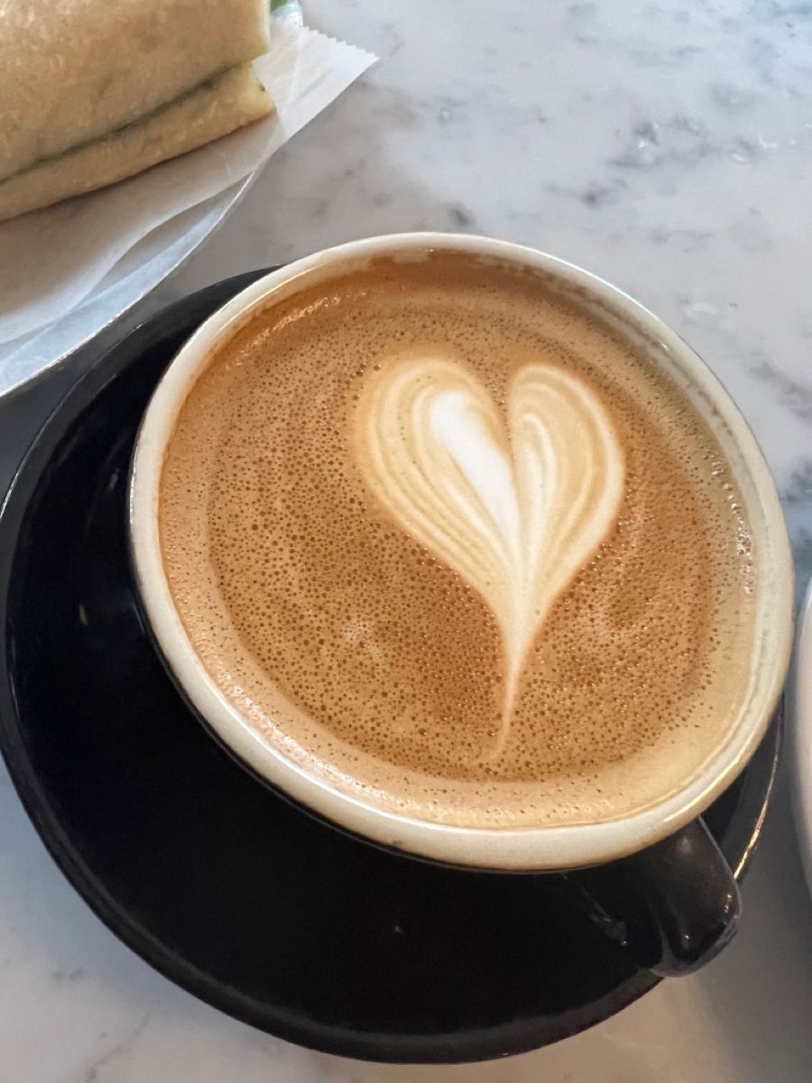 Hình ảnh ly cà phê đẹp nhất và góc ban công nhỏ