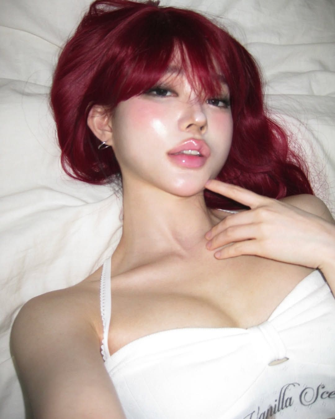 Bikini đen quyến rũ giúp ảnh gái sexy thêm phần huyền bí hấp dẫn