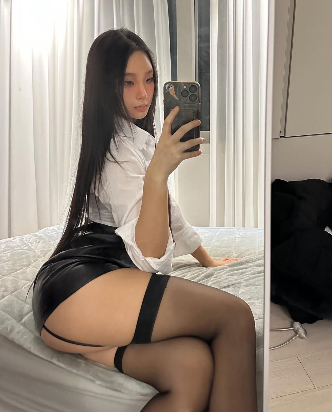 Ảnh gái sexy che mặt bằng kính râm tạo vẻ bí ẩn đầy lôi cuốn