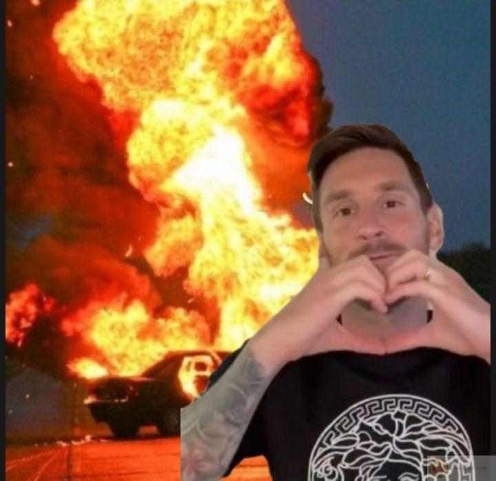 Ảnh chế Messi hôn Ronaldo khiến fan hai bên vừa bất ngờ vừa bật cười