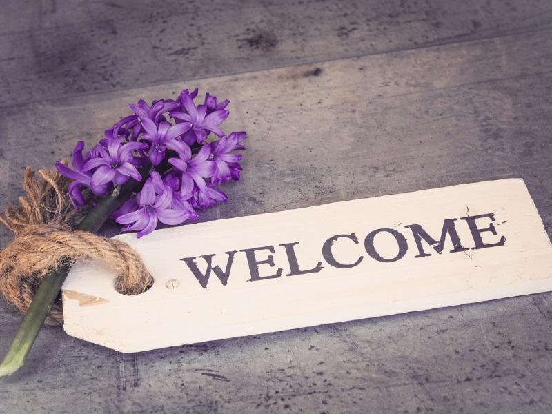 Slide lời chào với hình ảnh lá mùa thu đầy kỷ niệm