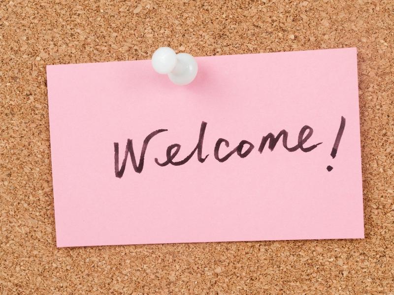 Slide lời chào với màu cam nổi bật