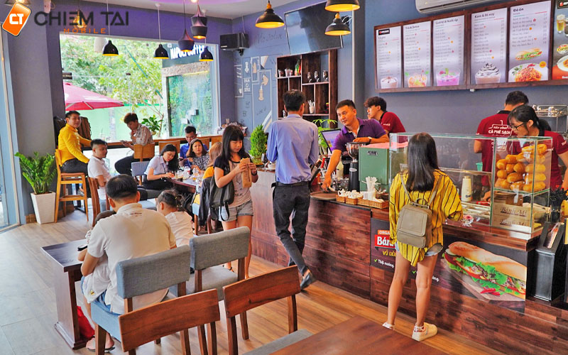 Chụp ảnh ở quán cafe không ngần ngại việc quán đông người