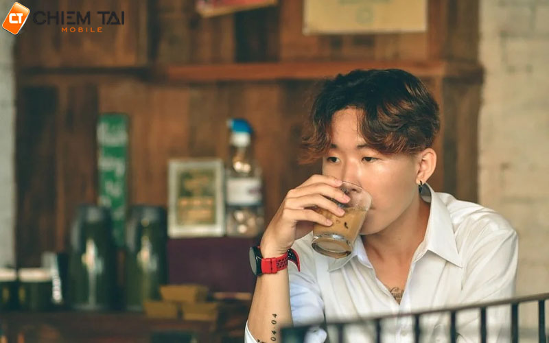 Tạo dáng ngồi chụp ảnh quán cafe cầm cốc