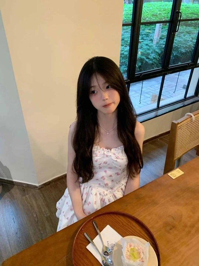 Cô bé xinh xắn tạo dáng tự nhiên