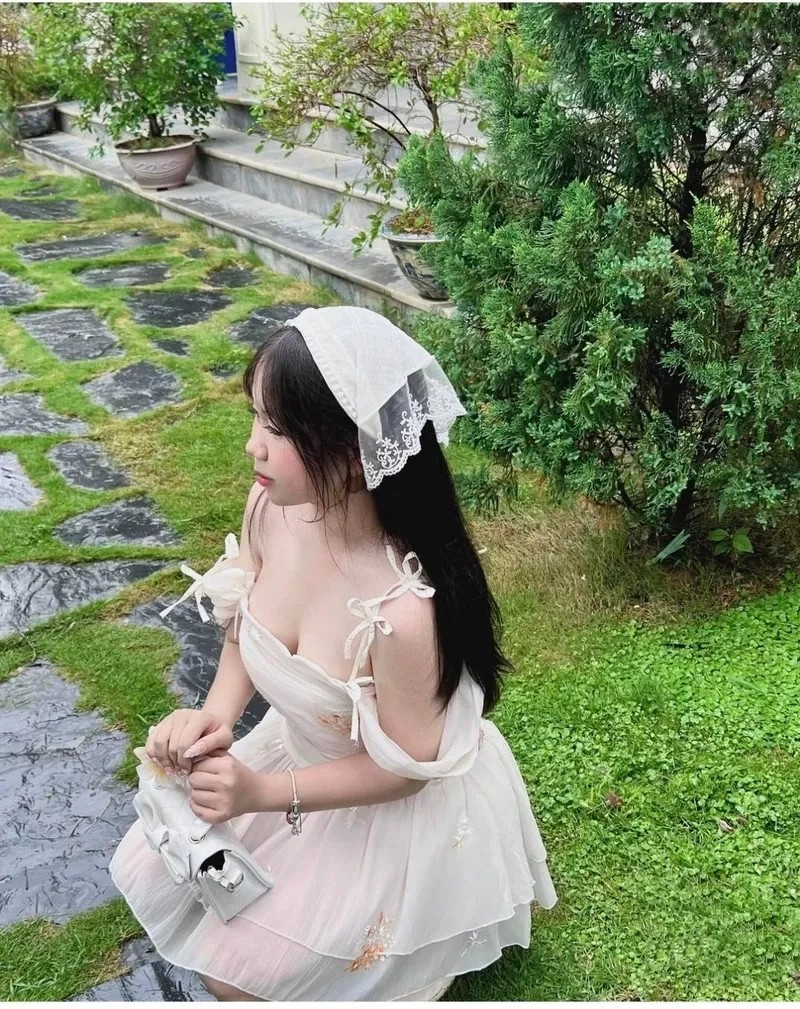 Hình ảnh cô gái 2k9 che mặt nhẹ nhàng