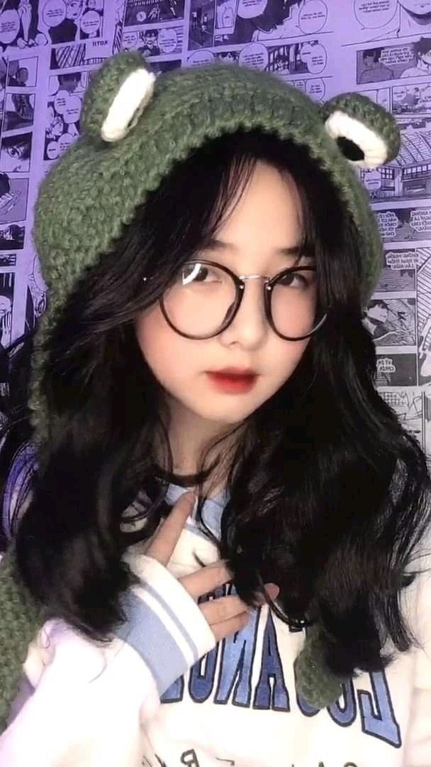 Cô gái đeo kính, tạo dáng dễ thương