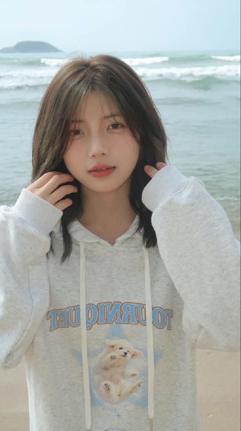 Cô gái trẻ trung tươi cười