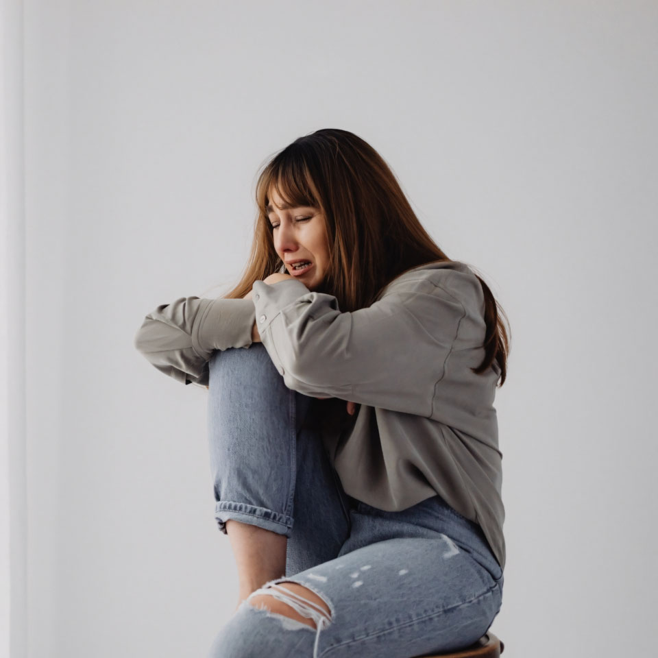 Anh co gai buon khoc che mat 960px 960px avatar 1