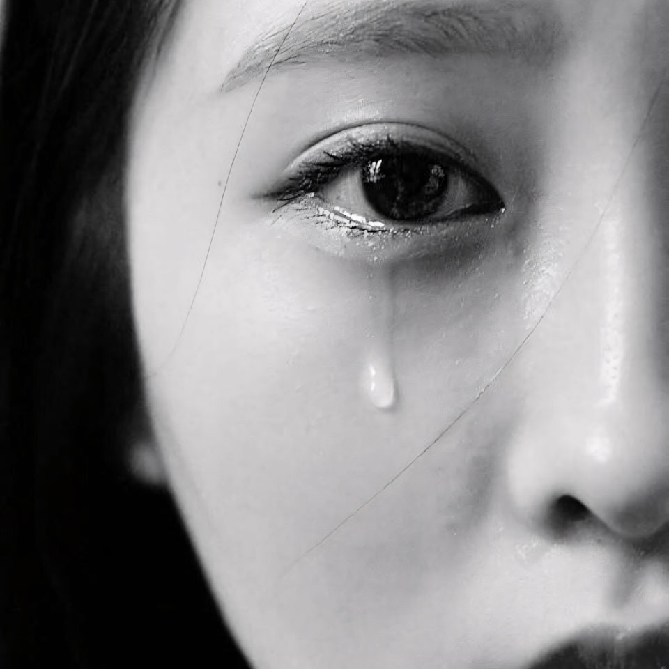 Anh co gai buon khoc che mat 960px 960px avatar 4