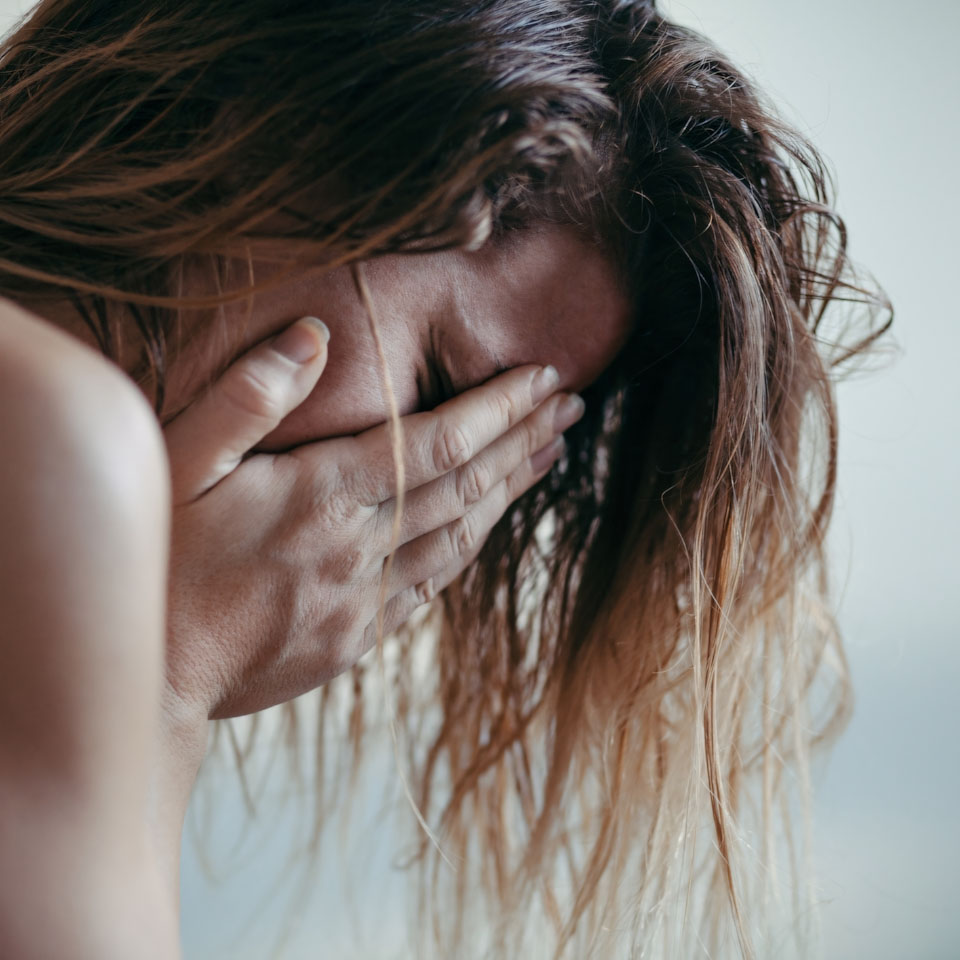 Anh co gai buon khoc che mat 960px 960px avatar 9