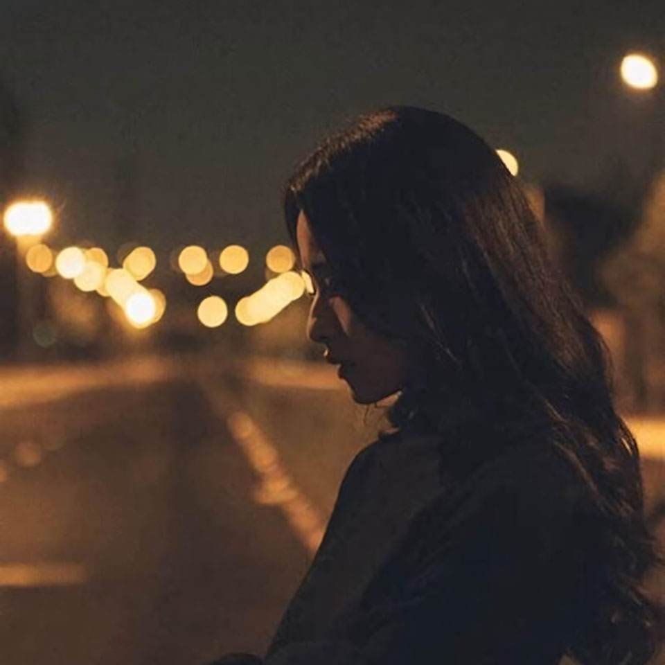 Anh co gai buon tam trang 960px 960px avatar 3