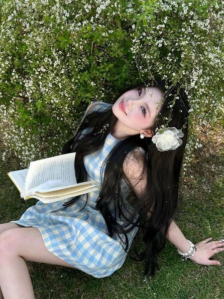 Cách tạo dáng chụp ảnh với lá cây, hoa dại