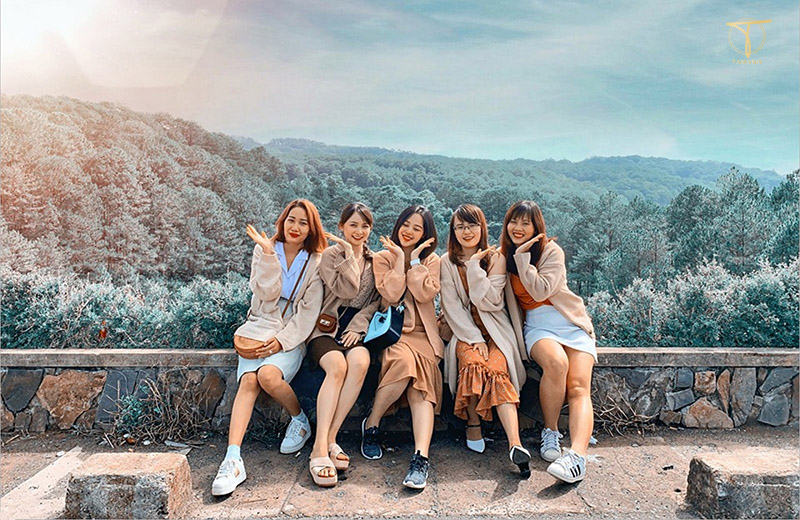 Chụp ảnh trong rừng cho nhóm bạn