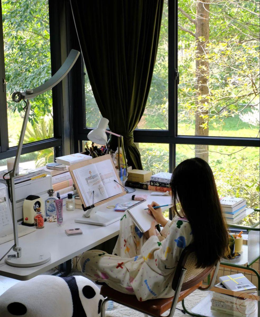 Bút, giấy và ánh sáng nhẹ nhàng tạo nên khung cảnh vừa gần gũi vừa gợi cảm hứng học tập