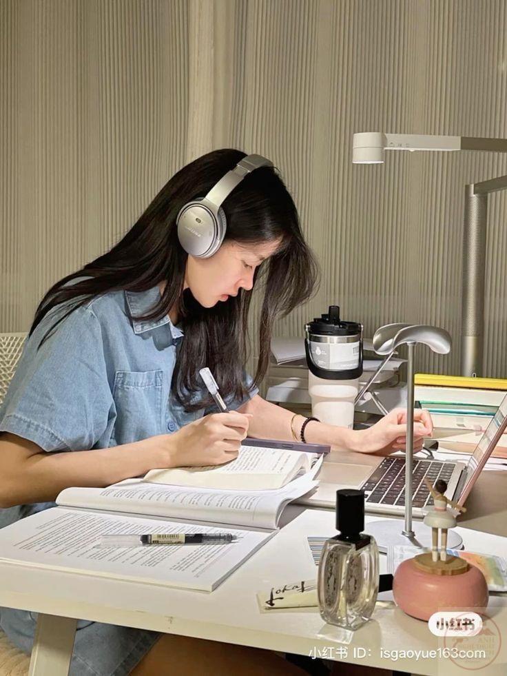 Hình ảnh học tập giản dị lại có sức mạnh khơi gợi sự kiên trì trong từng khoảnh khắc