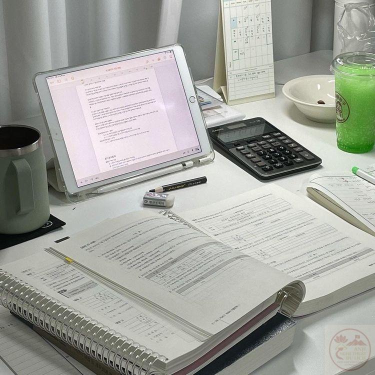 Một góc học tập với vài quyển sách tạo cảm giác bình yên giữa những ngày bận rộn