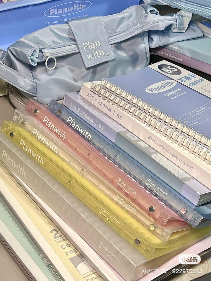 Những trang sách trắng tinh gợi cảm giác mới mẻ, như mở ra hành trình mới