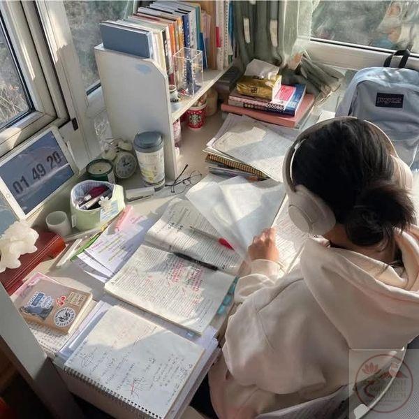 Một không gian học tập đơn giản luôn là nguồn động lực giúp việc học trở nên bền bỉ