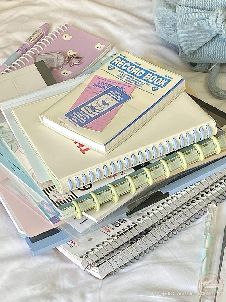 Cuốn vở đặt bên cạnh chiếc bút gợi cảm giác giản dị nhưng vẫn rất trọn vẹn