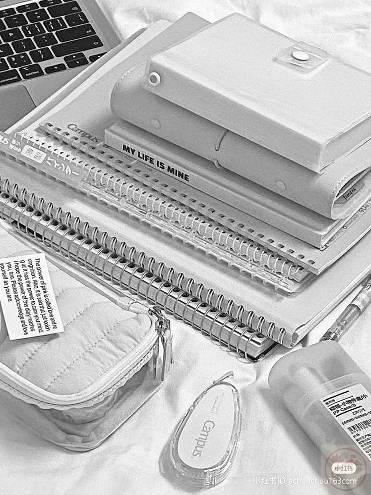 Hình ảnh sách vở chill cho thấy rằng sự chăm chỉ cũng có nét đẹp riêng biệt