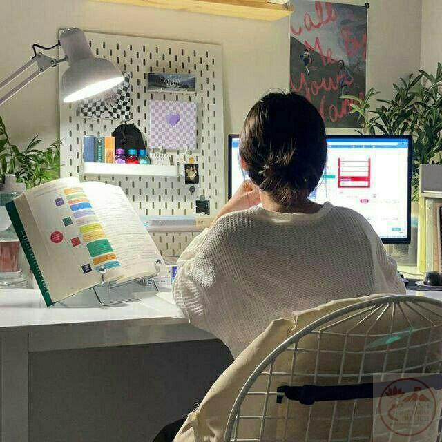 Những cuốn vở đặt ngay ngắn gợi cảm giác nghiêm túc nhưng vẫn giữ được nét thư giãn