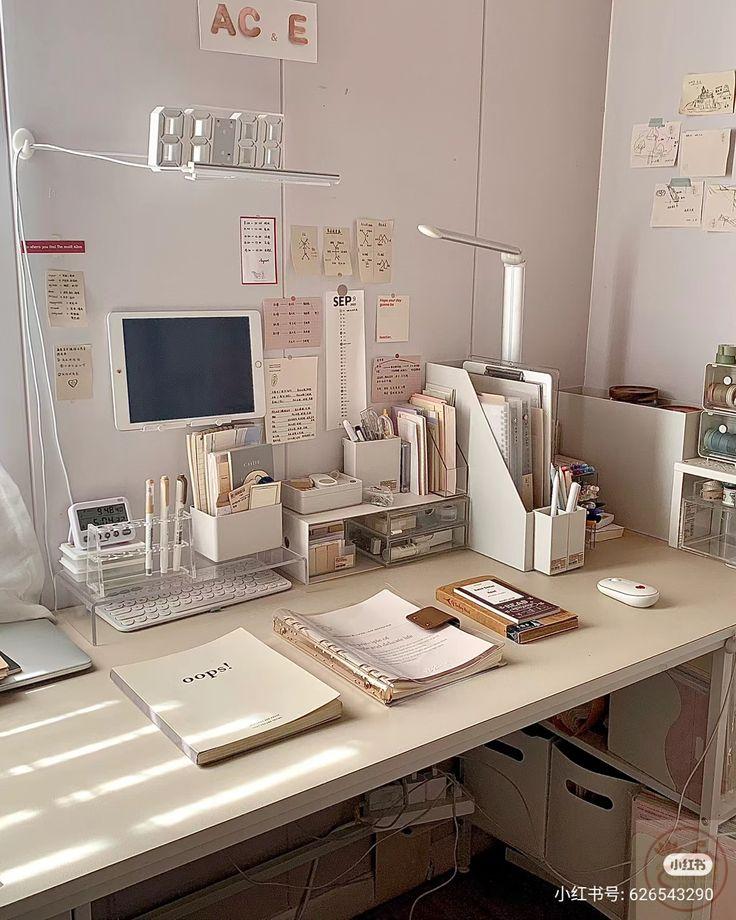 Căn phòng yên ả với chiếc bàn nhỏ đủ để biến mỗi giờ học thành một trải nghiệm dễ chịu