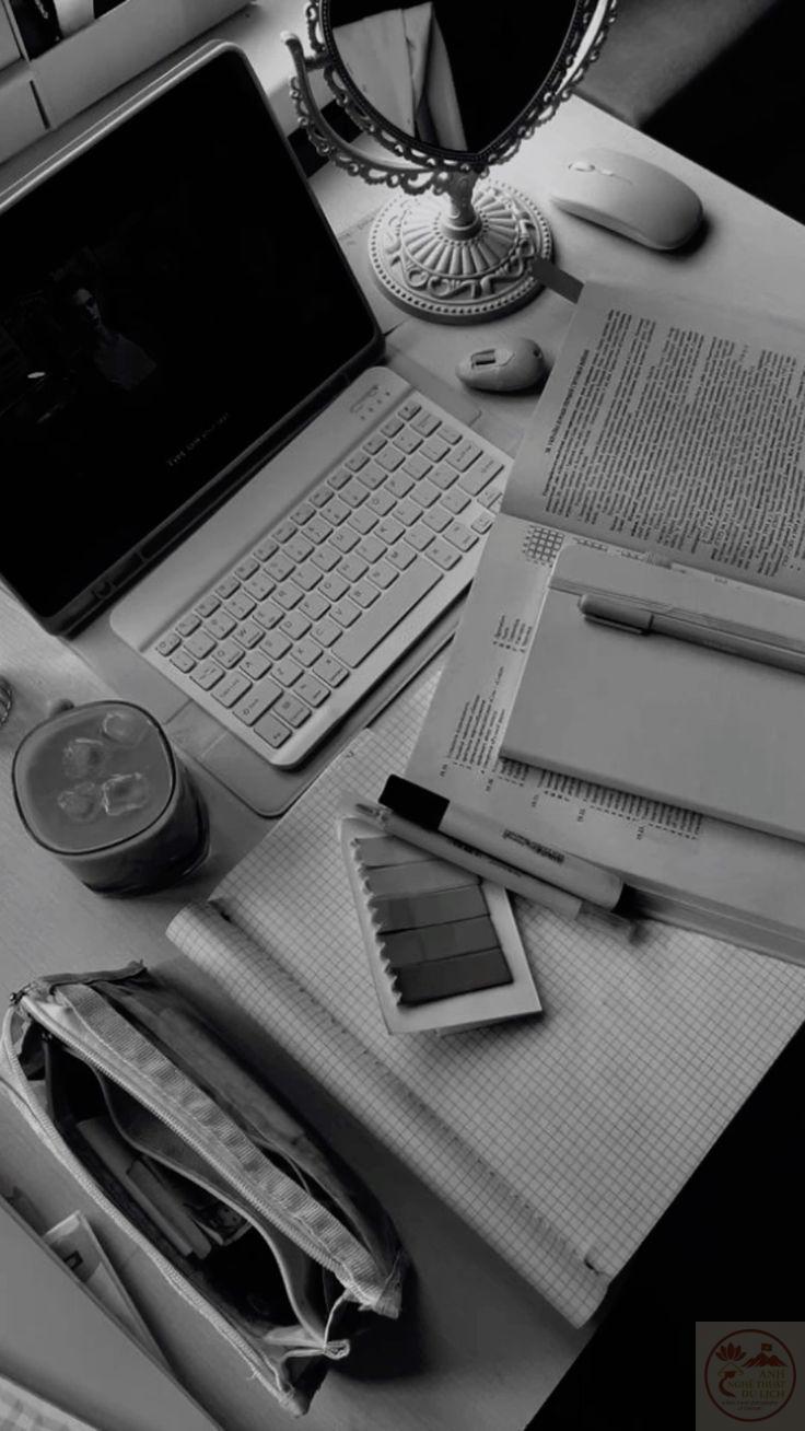 Sự đơn giản trong hình nền học tập tạo cảm giác gọn gàng và dễ tập trung hơn