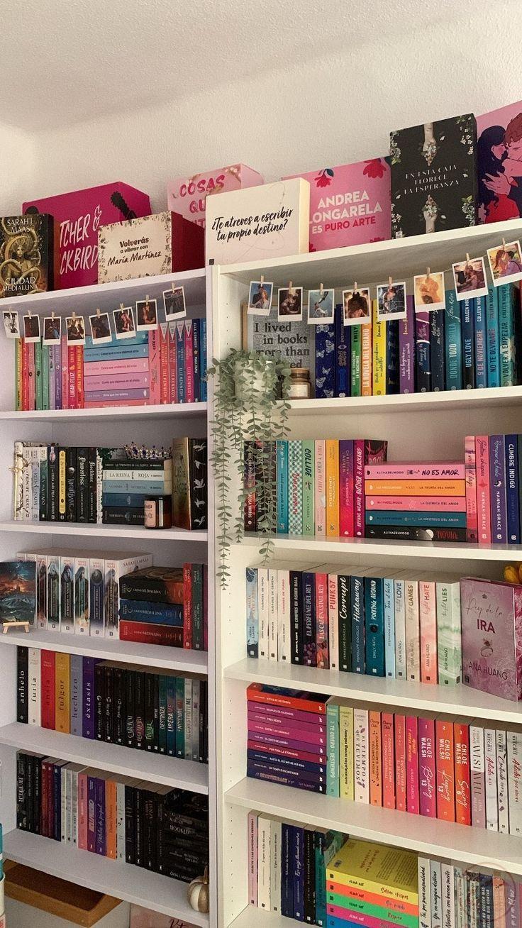 Một dãy sách yên tĩnh giúp căn phòng thêm nét tinh giản mà vẫn giữ sự ấm cúng