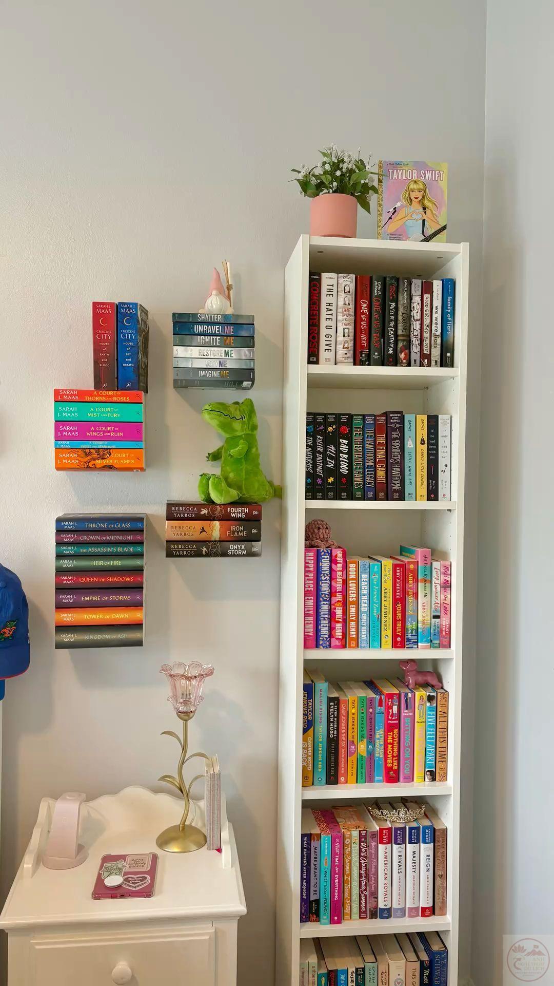 Những cuốn sách xếp cạnh nhau gợi cảm giác gần gũi, giản dị mà vô cùng thân quen