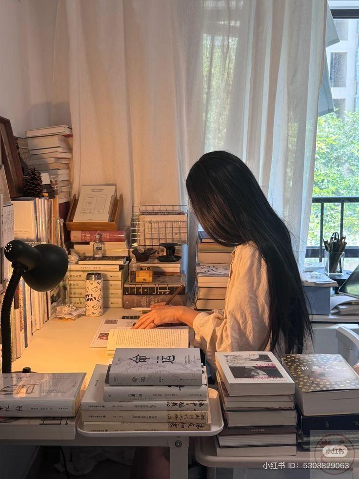 Sự gọn gàng trên bàn học giúp khung cảnh thêm phần nhẹ nhàng và dễ chịu hơn rất nhiều