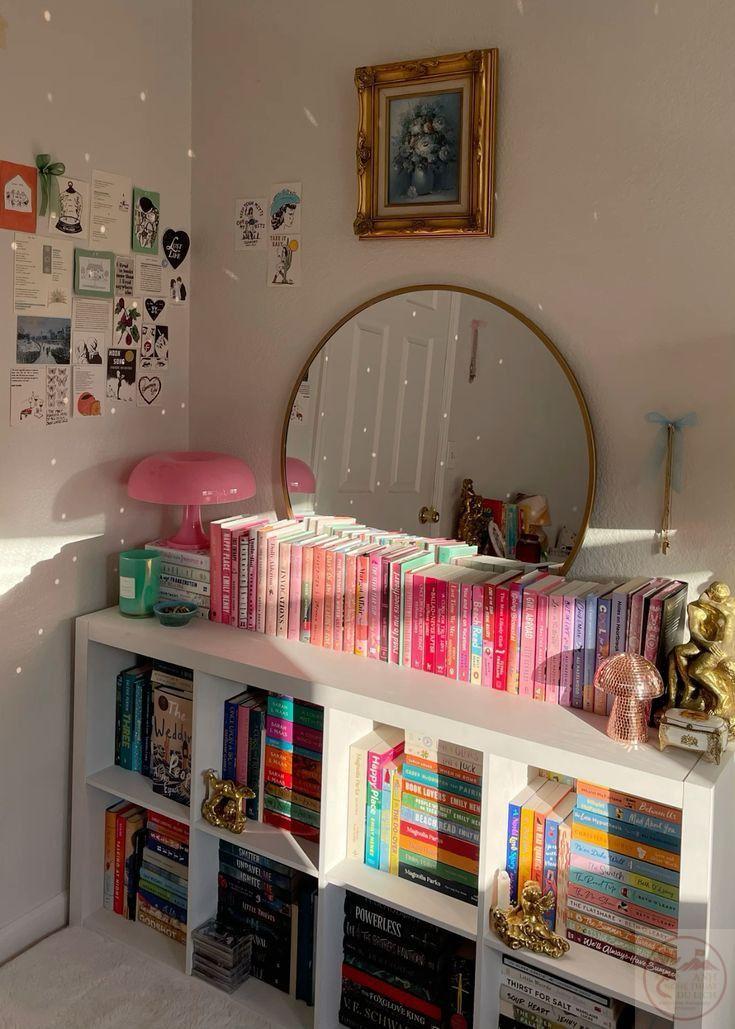 Bức hình ghi lại góc kệ sáng sủa khiến tâm trí cảm thấy dễ chịu khi học tập lâu dài