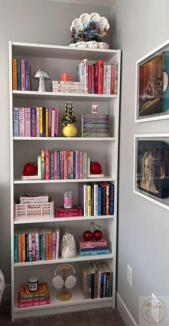 Giá sách gọn gàng biến góc học tập trở thành nơi an toàn để tìm cảm hứng mỗi ngày