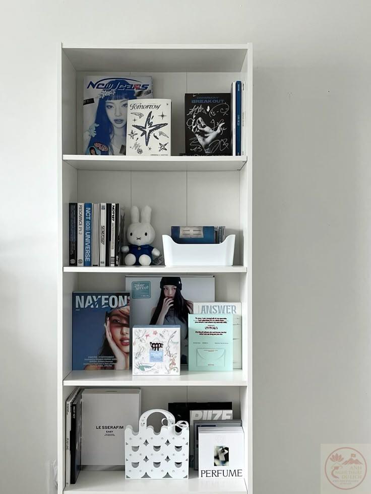 Góc phòng có chiếc giá sách gọn gàng mang đến sự yên tĩnh và cảm giác tập trung