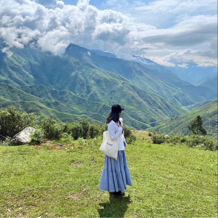 Dáng khách du lịch ngắm cảnh