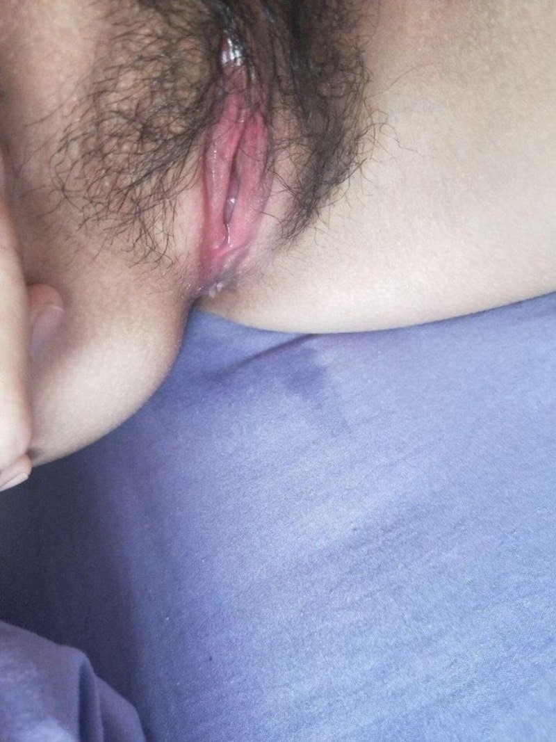 Ảnh lồn gái xinh đầy lông ra nước