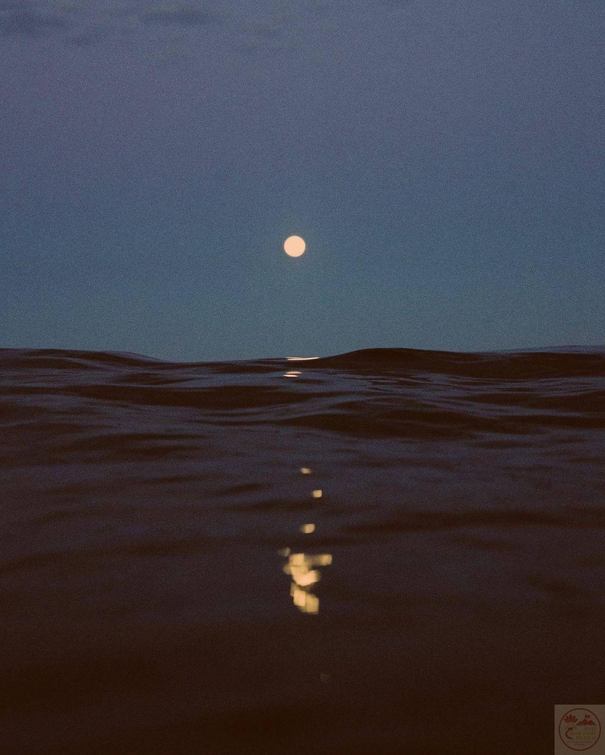 Bầu không khí yên ắng gợi nhắc bao kỷ niệm xa xăm đã qua