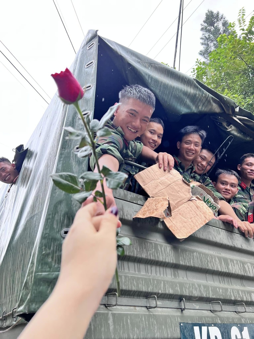 Phía sau bức ảnh tặng hoa chia tay bộ đội gây sốt ở Yên Bái - 2