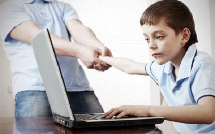 Hãy kiểm soát việc sử dụng máy tính, mạng điện tử của trẻ