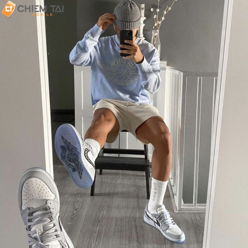 Ngồi trên ghế chụp ảnh trước gương